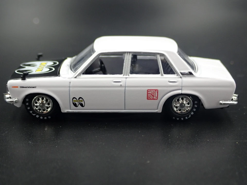 1967-1973 Datsun Bluebird 1600SSS Mooneyes 1:64 Diorama Scala Modellino Auto - Immagine 2 di 4
