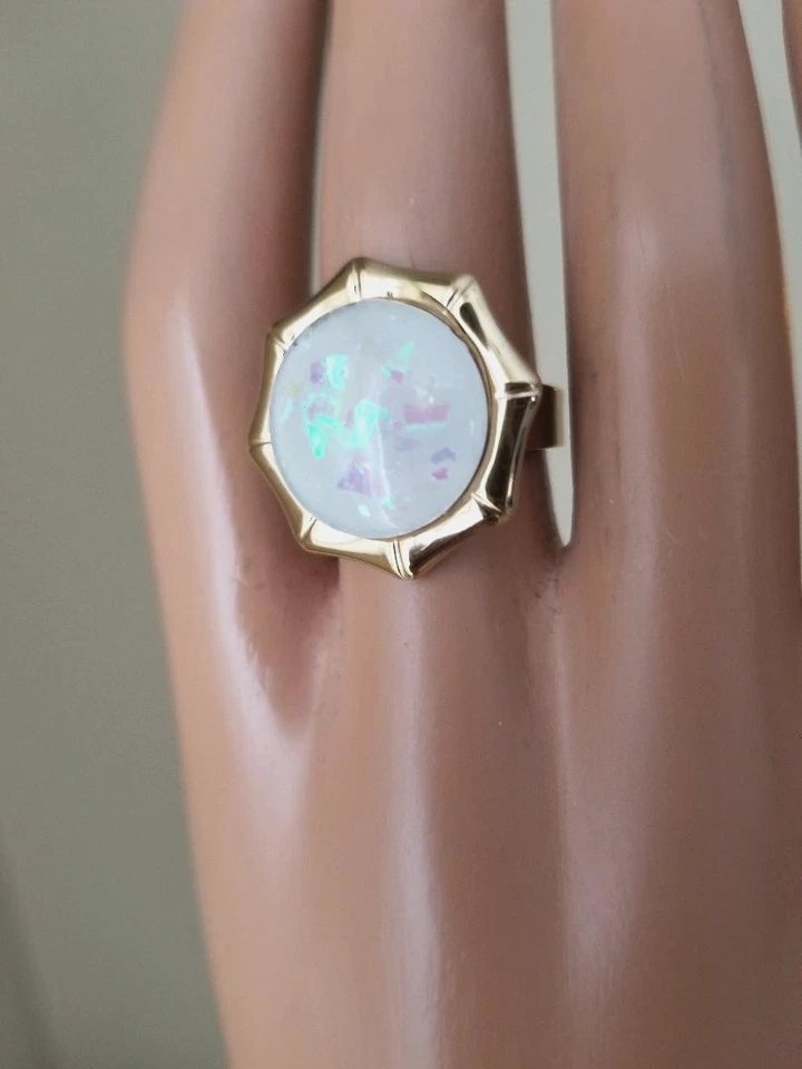 Anillo de ópalo ópalo de resina de fuego blanco con halo de bambú tallado en todo acero inoxidable Foto 4 de 4
