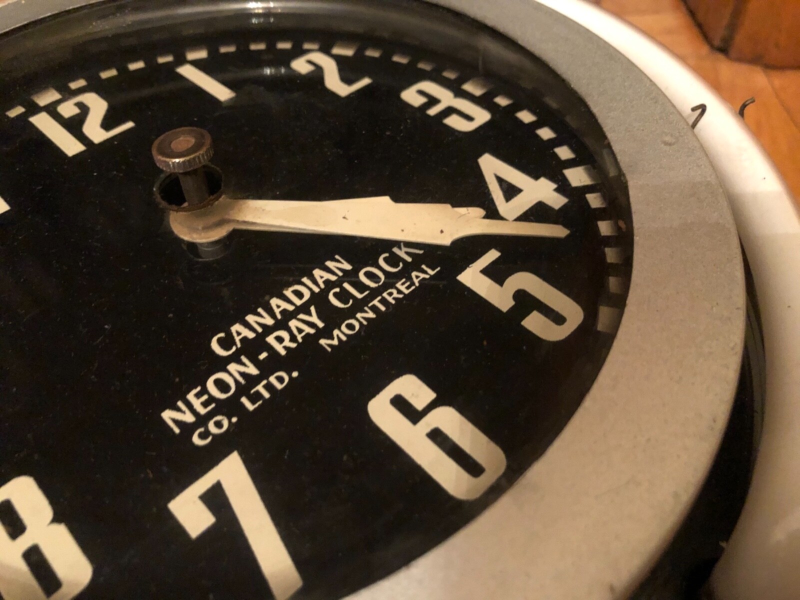 VINTAGE MINT RARE c.1940 SMALLEST 13" "CANADIAN NEONRAY CLOCK CO" WALL