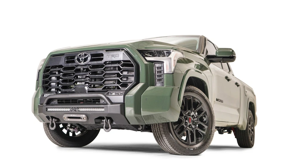 Montaje de cabrestante oculto Fab Fours con protector previo al corredor para Toyota Tundra 2022 Foto 4 de 4