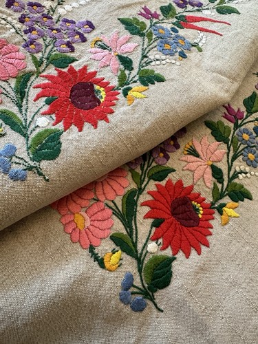 Vintage ungarische Kalocsa handbestickte Blumen Tischdecke Leinen 53x65 Jakobsmuschel - Bild 10 von 24