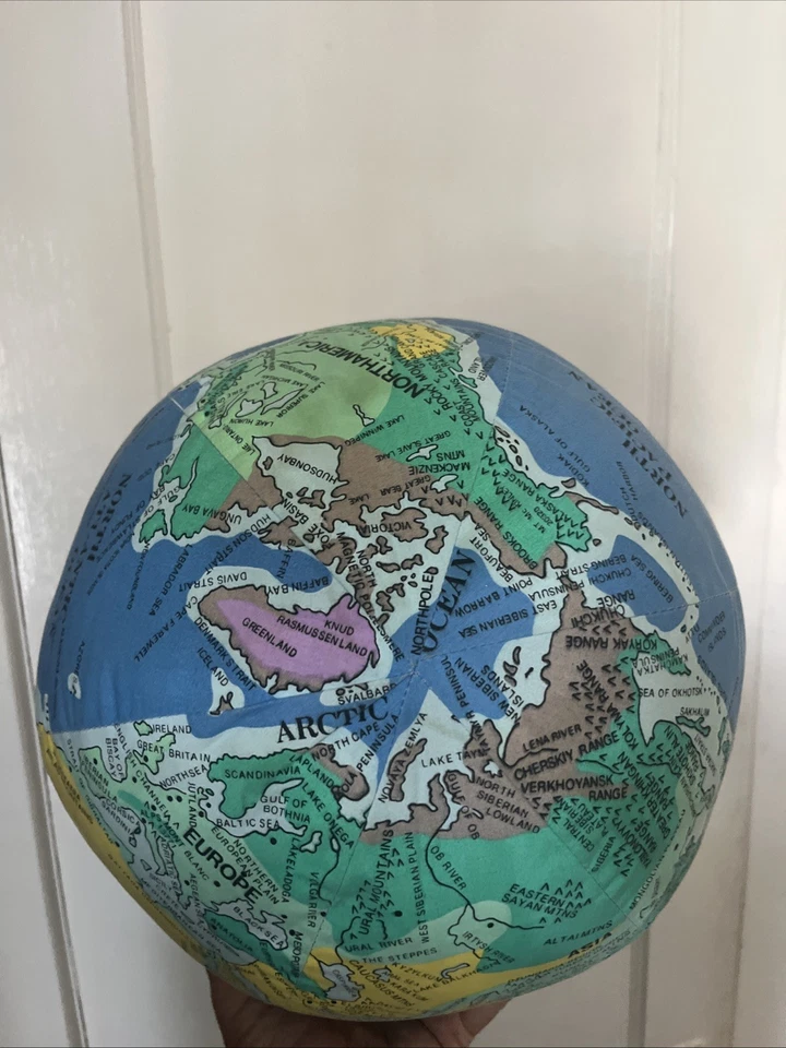 Globo suave Hug-a-world de colección Foto 3 de 4