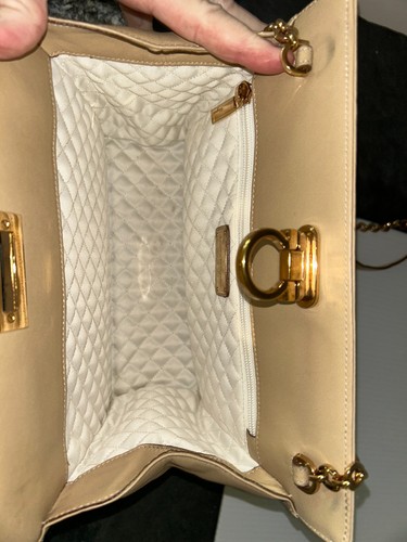 Borsa a tracolla Ferragamo in pelle di vitello, iconica chiusura Gancini, tracolla a catena - Foto 11 di 11