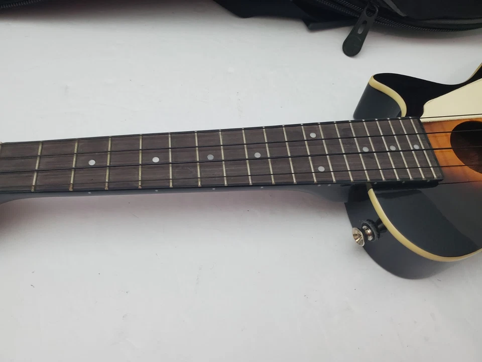 Ukelele tenor eléctrico acústico Epiphone Les Paul con estuche Road Runner Foto 3 de 4