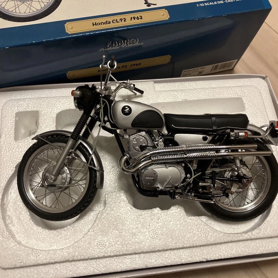 EBBRO CL72 1962 BLACK/SILVER HONDA 1/10 scale model bike figure from Japan Rare - image 3 of 4