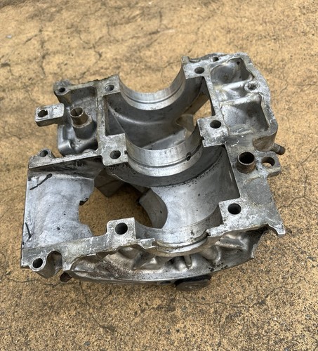original - SUZUKI RGV250 VJ22 Front Half Of The Crankcase - Picture 3 of 7
