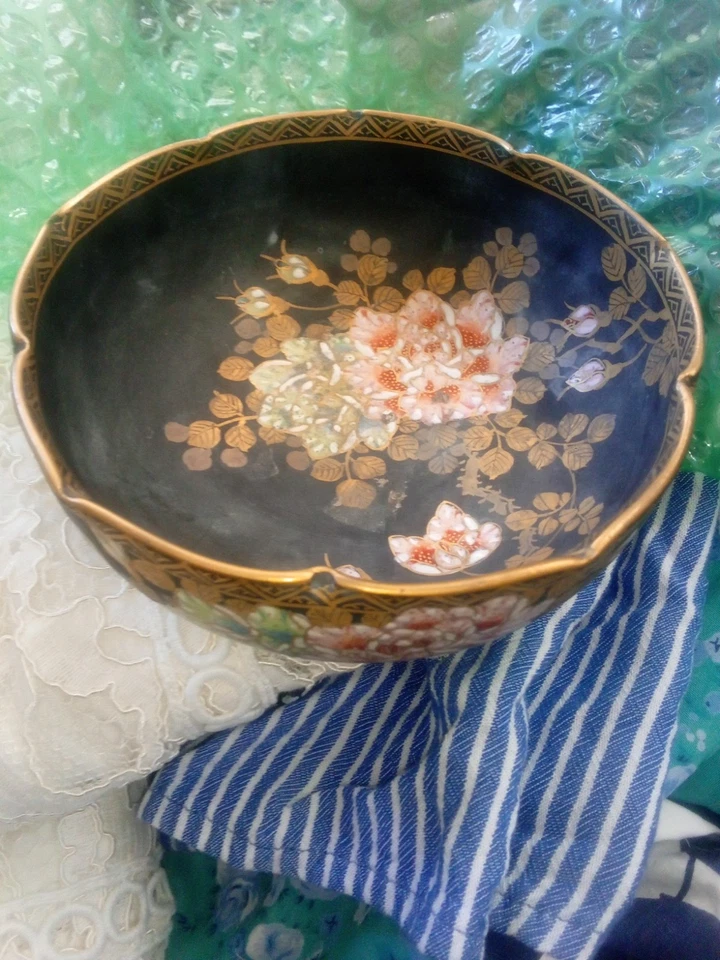 Cuenco de vajilla Satsuma antiguo negro con diseño dorado y flores  Foto 3 de 3