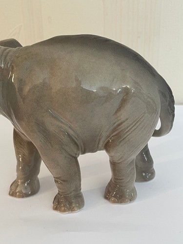 Elefante joven de porcelana Nymphenburg modelo 877b con trompa enrollada - Imagen 8 de 11