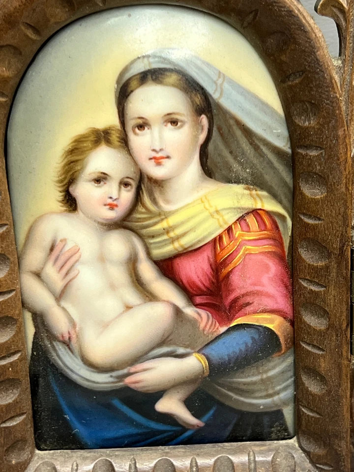 Antiguo marco tríptico de madera tallada Selva Negra, pintura religiosa sobre porcelana Foto 2 de 4