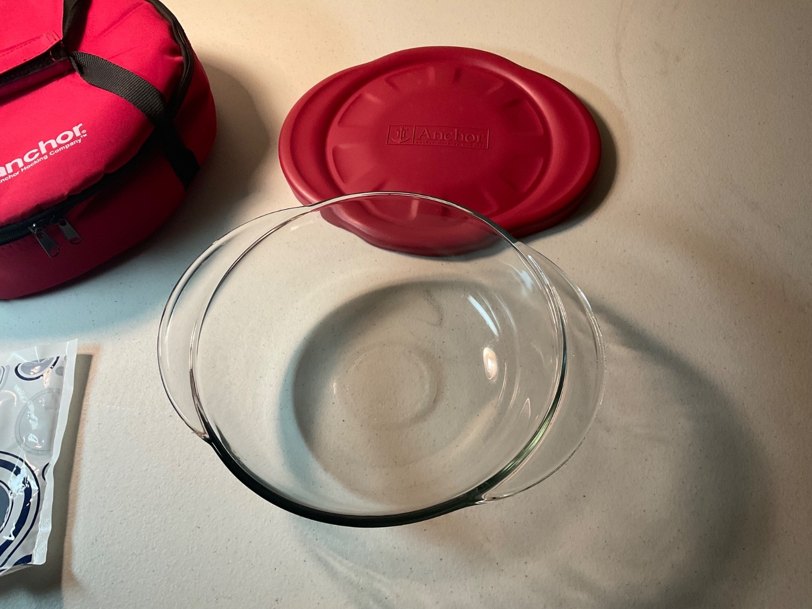 Anchor Hocking 2 Quart Casserole Dish with Insulated Carry Bag And Travel Lid