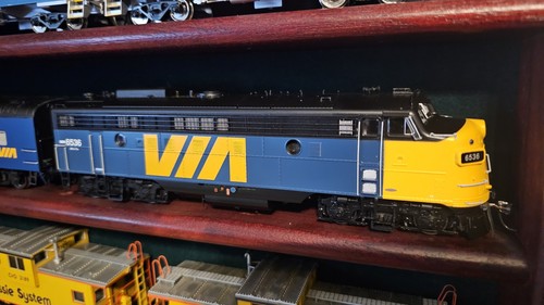 Rapido 220579 HO FP9A VÍA Rail Canadá con logotipo sin nariz #6536 DCC y sonido de fábrica | Condition: Used