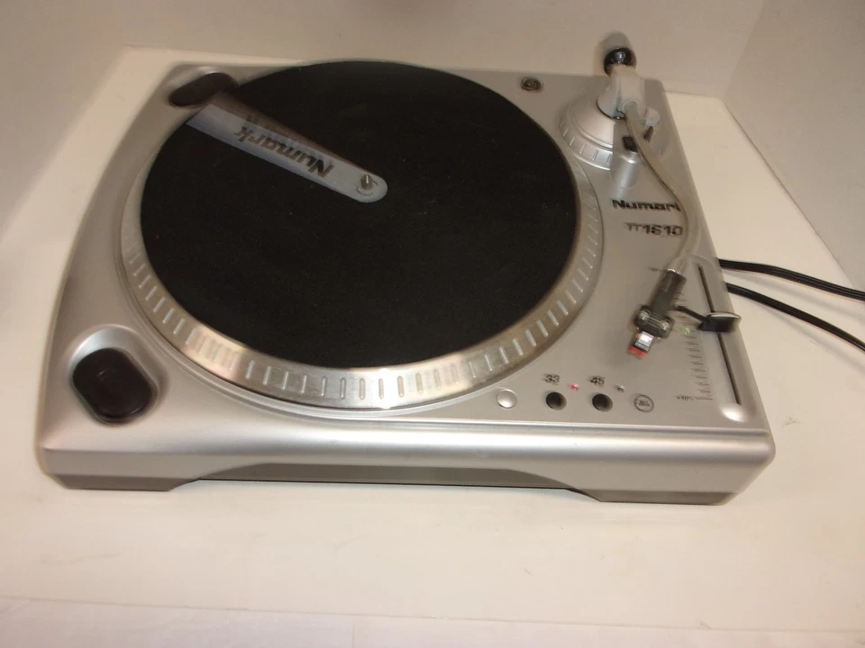 Numark TT1610 Manual Turtable Powers On And Speeds Adjust, Sound Not Tested - Image 4 of 4