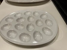 Deviled Egg Shape Dish Plate Holds 16 EGGS (HAS PCS.ON BOTTOM)