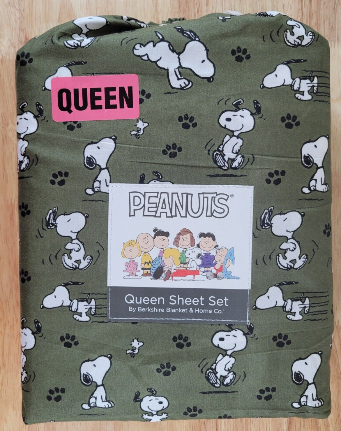 Snoopy Queen 4-Piece Sheet Set with Paw Prints in Green