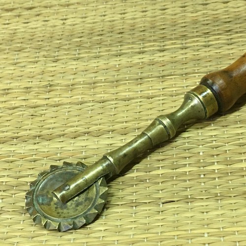 RARA SPERONELLA ROTELLA TAGLIA PASTA FRESCA LEGNO E BRONZO VINTAGE CUCINA - Foto 9 di 10