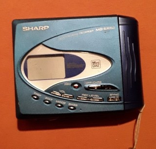 Portabler Mini Disc Player von Sharp MD SR50H incl. 22 Mini Discs