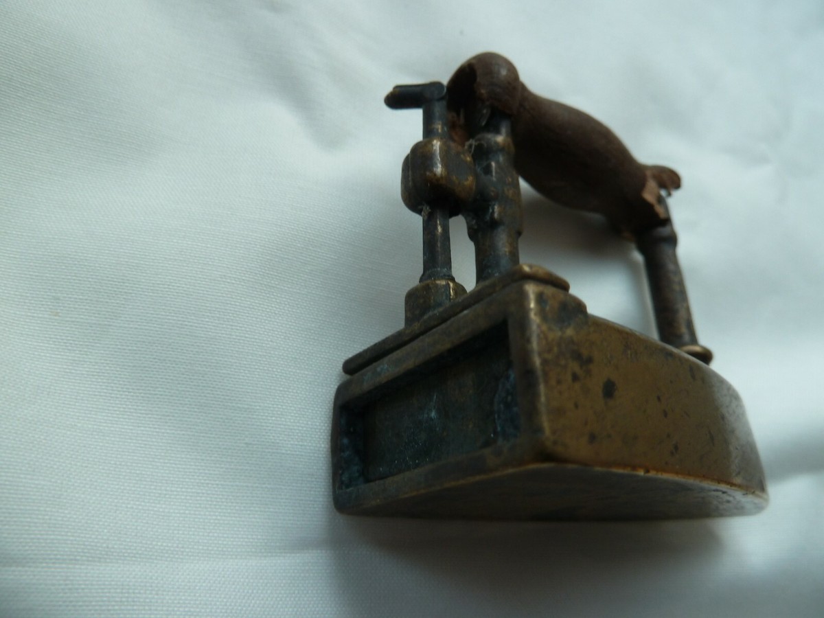 RARE PETIT FER A BRAISE ANCIEN D'ENFANT / EN FONTE + POIGNEE