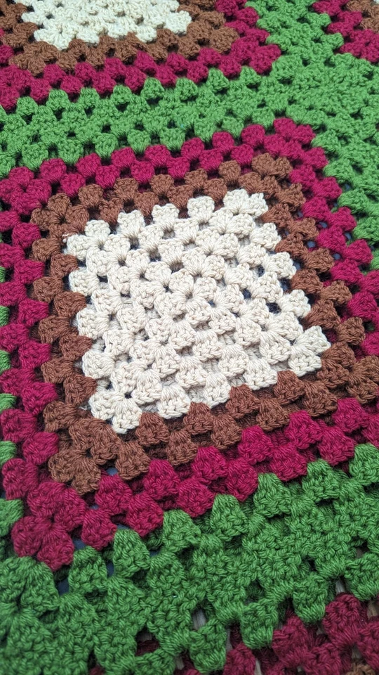 Vintage Hecho a Mano Crochet Granny Cuadrado Patchwork Afgano Verde Oliva 61x47 Foto 3 de 4