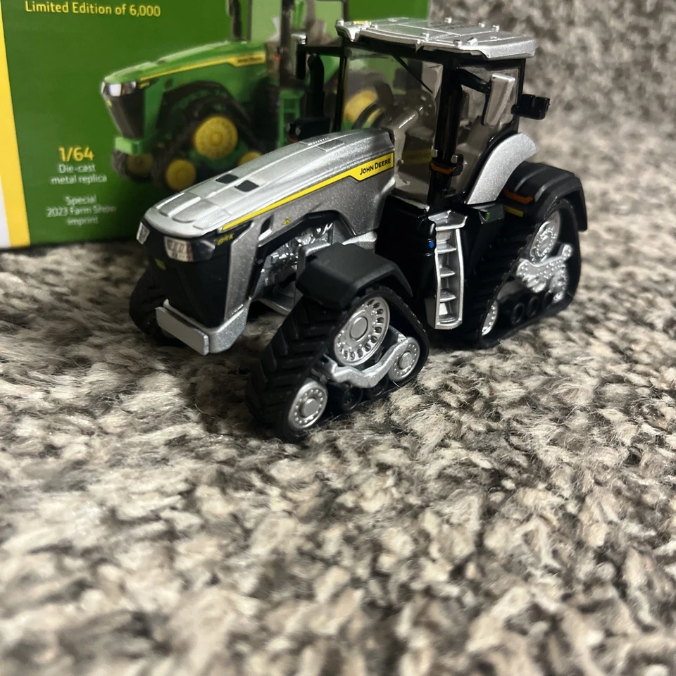 1:64 ERTL John Deere 8RX 410 2023 Farm Show Edition Silver Chase! NEW! - Image 2 of 3