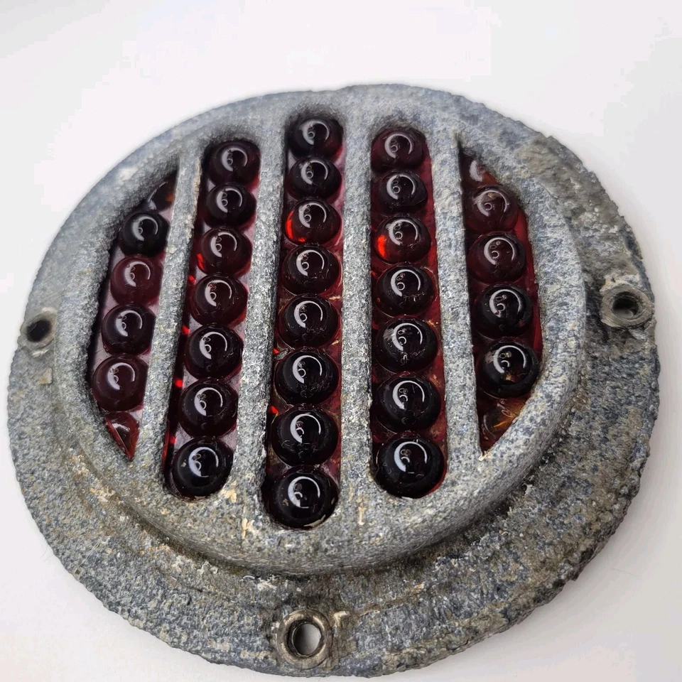 DIETZ CATAPHOTE ROUND RED MARBLED REFLECTOR  VINTAGE SALVAGE CONDITION  - Imagem 2 de 4