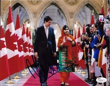MALALA YOUSAFZAI SIGNED 8X10 PHOTO HUMAN WOMENS RIGHTS NOBLE PEACE AUTO LOA JSA
