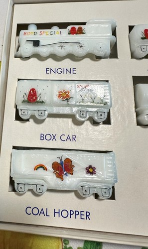 Boyd Glass Special Handpainted Marshmallow Easter 1997 Train Set #75 - Picture 5 of 6