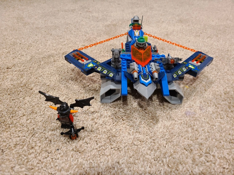LEGO NEXO KNIGHTS - AARON FOX’S AERO-STRIKER V2 (70320) 100% COMPLETE w/Box&inst - Image 4 of 4