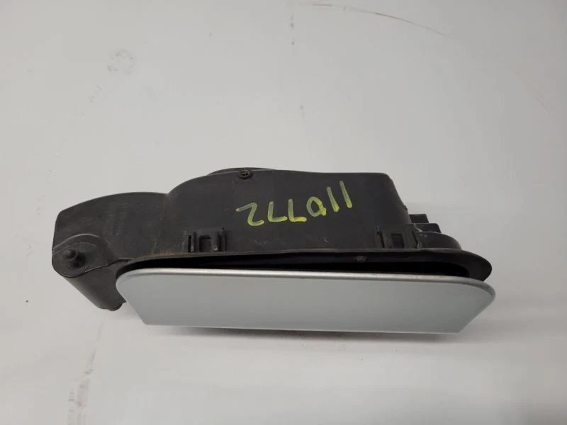 Chevrolet Cruze 2016-2019 puerta de llenado de combustible plateada Foto 2 de 4