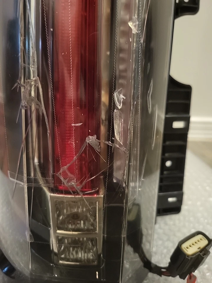 Задний фонарь со стороны водителя для Cadillac Escalade 2015–2020 годов ЛЕВЫЙ ОРИГИНАЛЬНЫЙ GM ОТ ОРИГИНАЛЬНОГО ПРОИЗВОДИТЕЛЯ — ТРЕСНУТЫЙ - Изображение 4 из 4