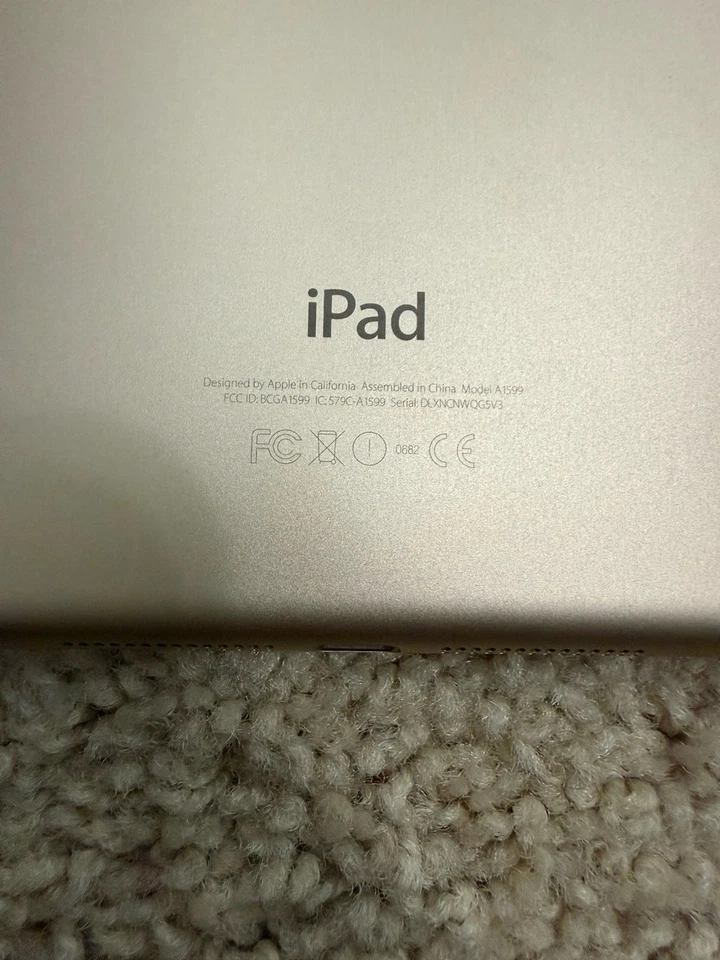 Apple iPad Mini 3ª Generación A1599 7.9" 16GB Wi-Fi MGYE2LL/A - Buen funcionamiento Foto 3 de 4