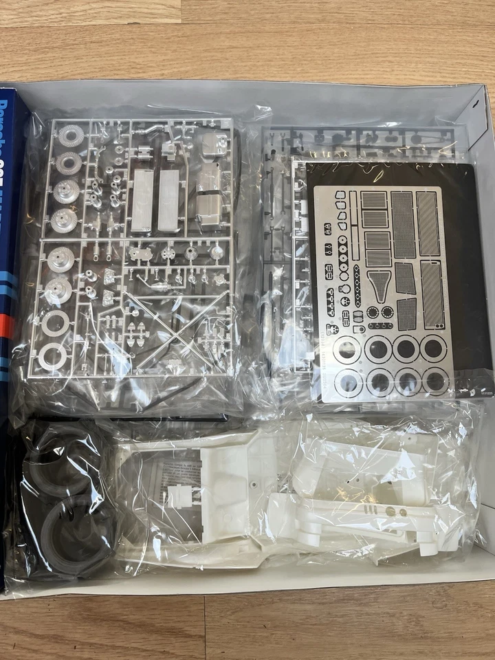 Tamiya 12057 Martini Porsche 935 Turbo Scala 1/12 - Immagine 4 di 4