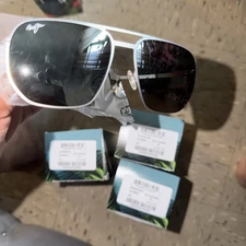 Maui Jim Hawaii Shark's Cove 605-17 - Titanium Frame / Neutral Grey Lens