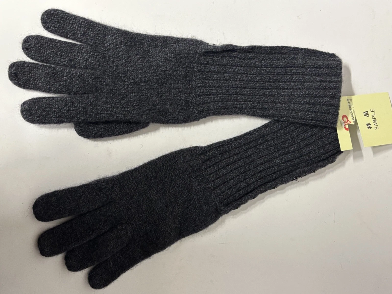 BNWT PURE CASHMERE SIDE BUTTON KNIT, LONG DARK MARLE GREY GLOVES, OS