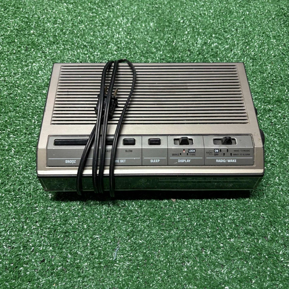 Vintage General Electric Alarm Clock AM FM Radio 7-4642B Blue Light WORKS TBT - Image 2 of 4