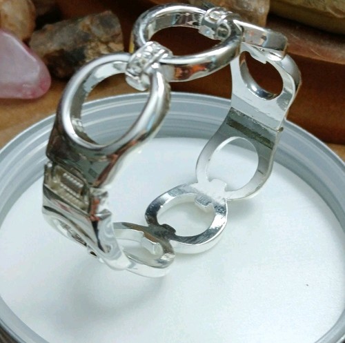 Pulsera envolvente con abrazadera de tono plateado adornada con pedrería armario básico - Imagen 9 de 11