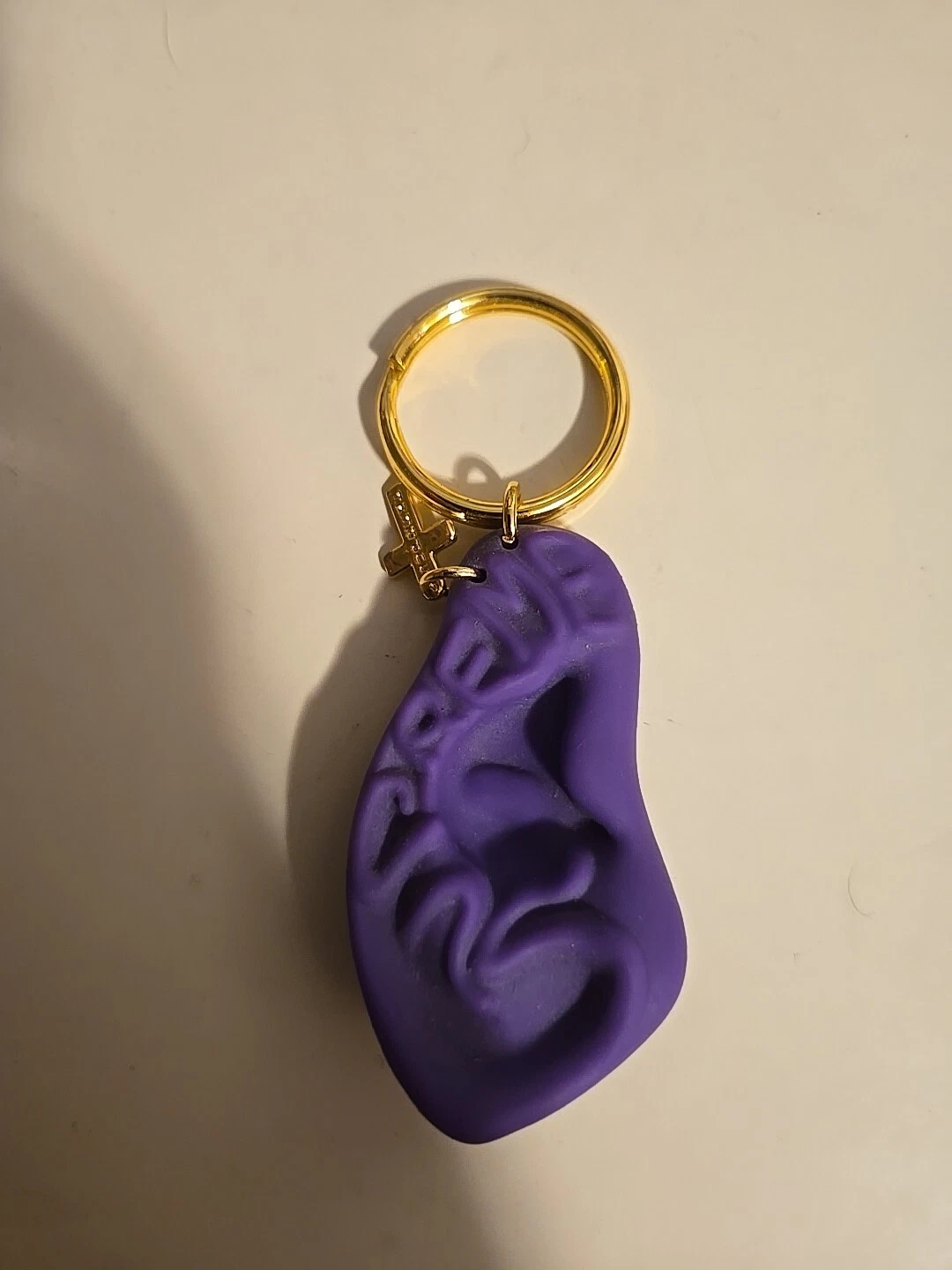PORTE CLÉS OREILLE SUPRÊME VIOLET OS (NEUF) SS21 EN MAIN.