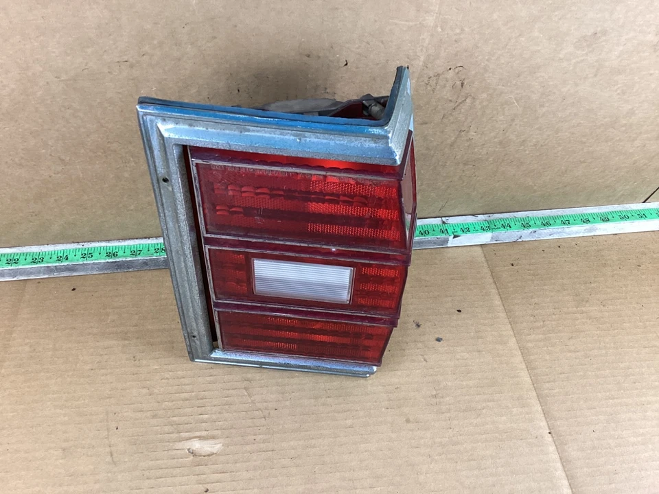 Luz trasera lateral del pasajero derecho Chevrolet Impala Wagon 1977-1979 5968310 OEM Foto 3 de 4