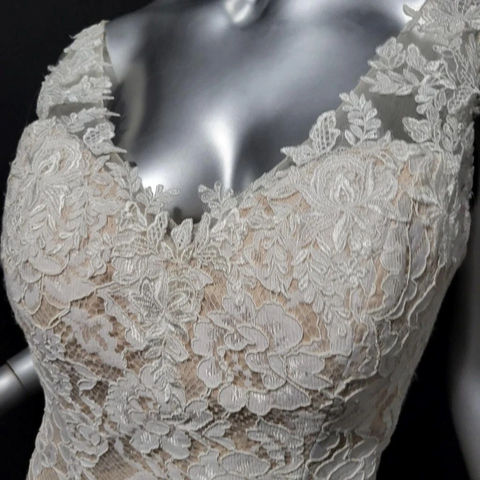 NUEVO CON ETIQUETAS~$1450~ELLA ROSA~10/12~VESTIDO DE NOVIA BLANCO NUDE ENCAJE FLORAL ENTALLADO Y ACAMPANADO Foto 3 de 4