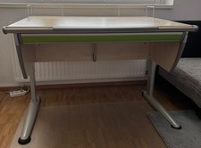 Mitwachsender Schreibtisch mit Schreibtischtuhl von moll