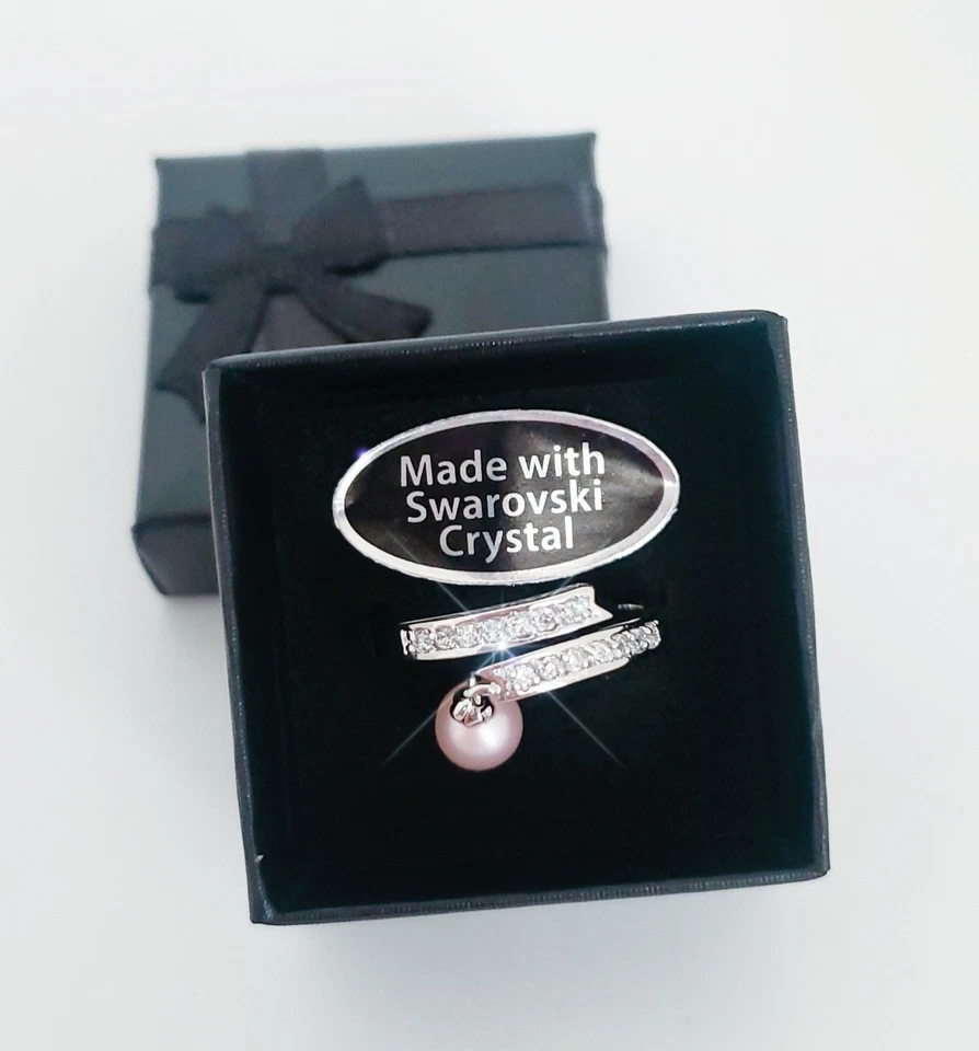 Anillo de perlas rosas colgantes pavés superpuestos de rodio con cristales austriacos genuinos Foto 2 de 4