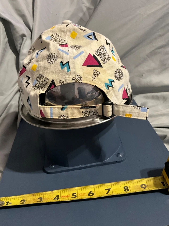 Gorra New Era 9Twenty Blanca 90’s Tema 90’s Estampado Retro Correa Trasera Foto 3 de 4