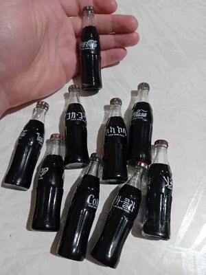 Seltenes Werbeset mit 9 Miniaturflaschen ''Coca-Cola'' International