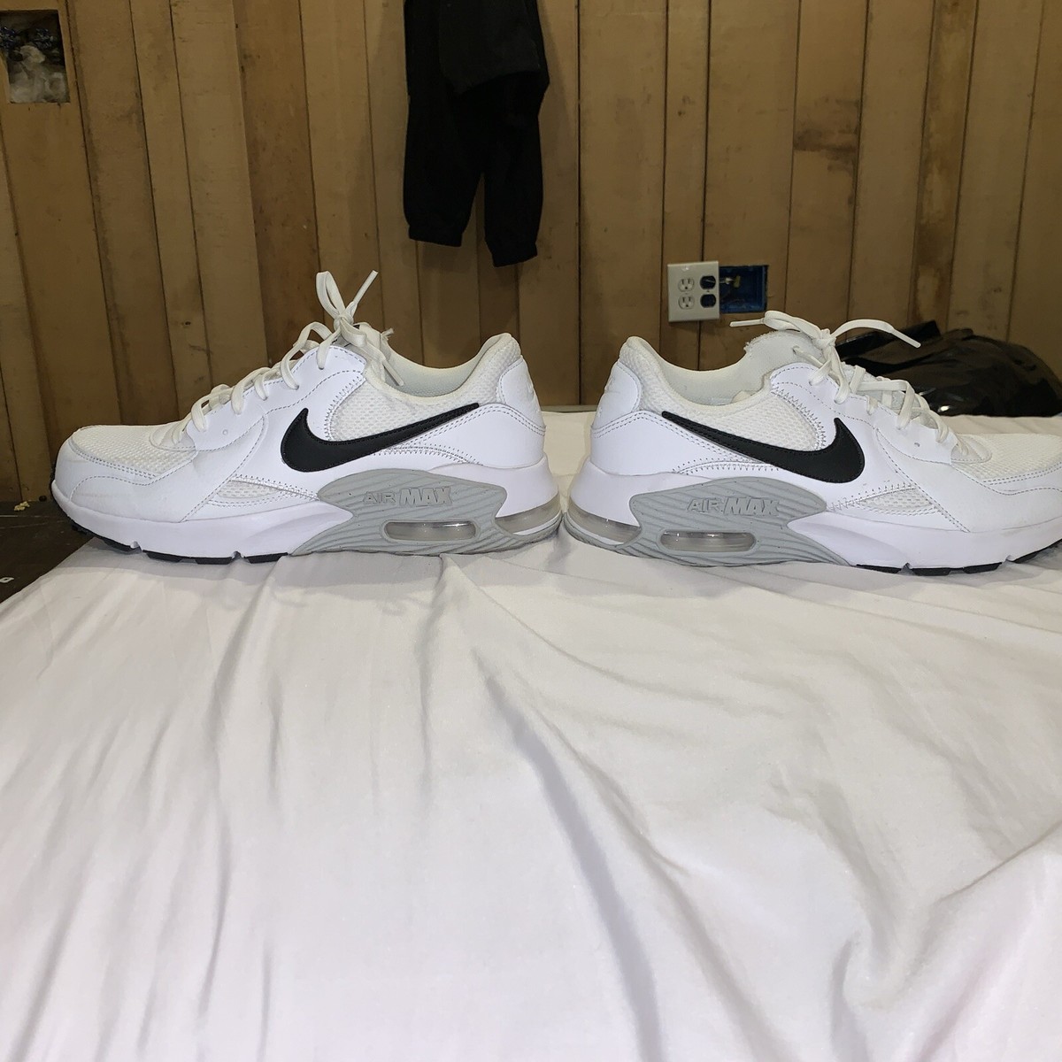nike excee on feet