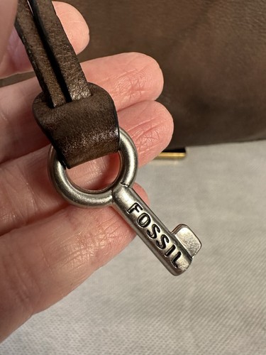 Fossil 100% Leather Brown Top Zip 75082 Shoulder Bag Key Charm Beautiful ! - Picture 4 of 17