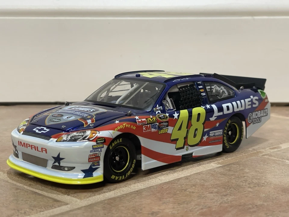 Jimmie Johnson Lowes Summer Salute 2011 color cromo NASCAR Action Elite 1/24 Foto 3 de 4