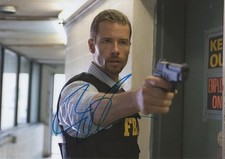 Guy Pearce autograph signed 20x30 cm picture