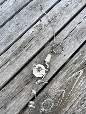 DUCAN BRIGGS VINTAGE ICE FISHING POLE AND REEL MODEL L-16