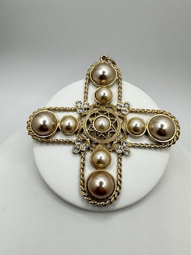 VTG Maltese Cross Gold Tone Faux Pearl Large Pendant Rhinestone Estate Unsigned - Picture 14 of 14
