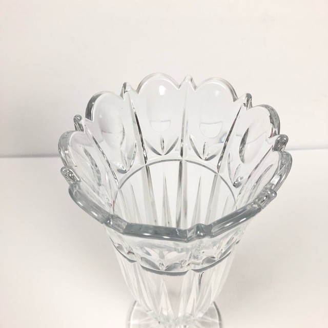 Large Glass Flower Vase Scalloped Edge Clear Floral Design Ribbed