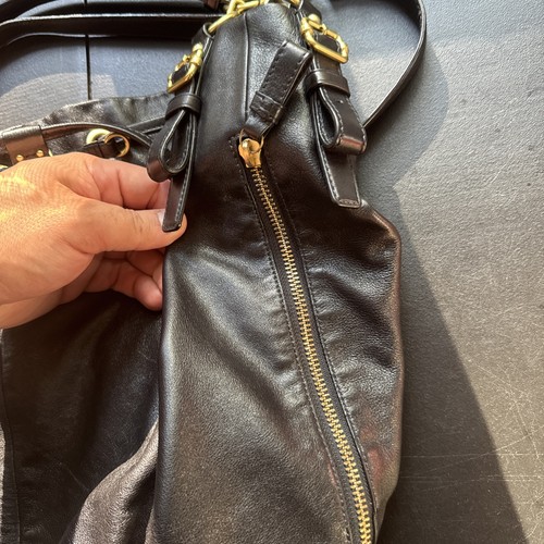 Bolso tipo cubo Coach Madison Marielle de cuero negro con cordón y dijes excelente - Imagen 4 de 14